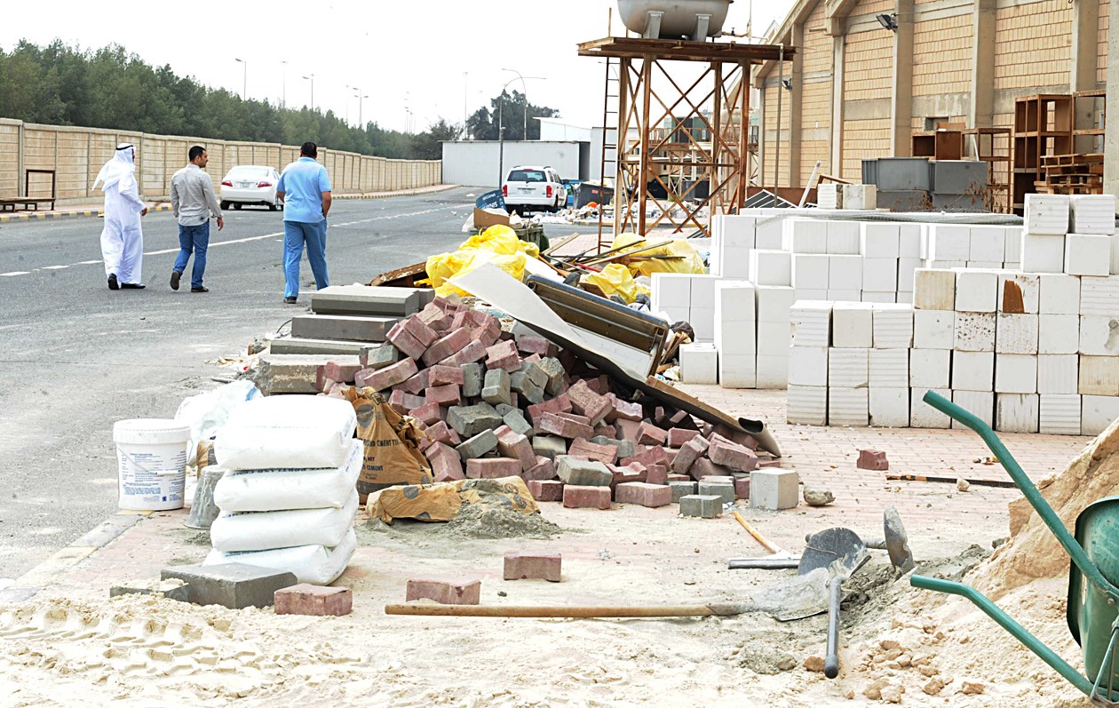 أعمال الصيانة والترميم في المخازن والمستودعات  (تصوير زكريا عطية)