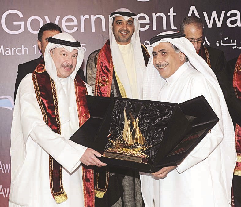 درع تقديرية لعبد اللطيف السريع