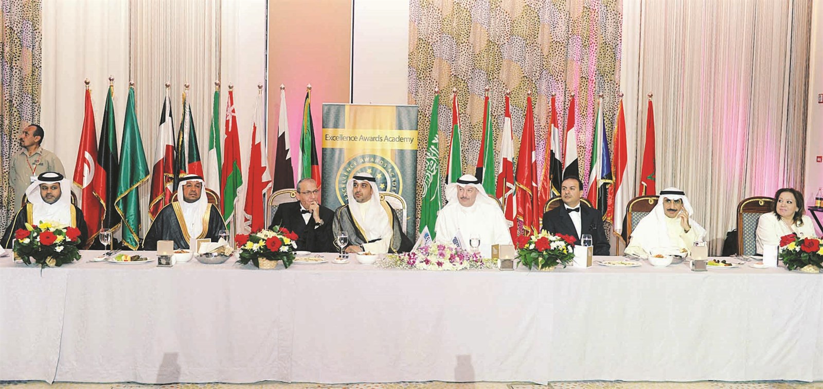 وزير الدولة لشؤون مجلس الوزراء وممثلو الجهات المشاركة