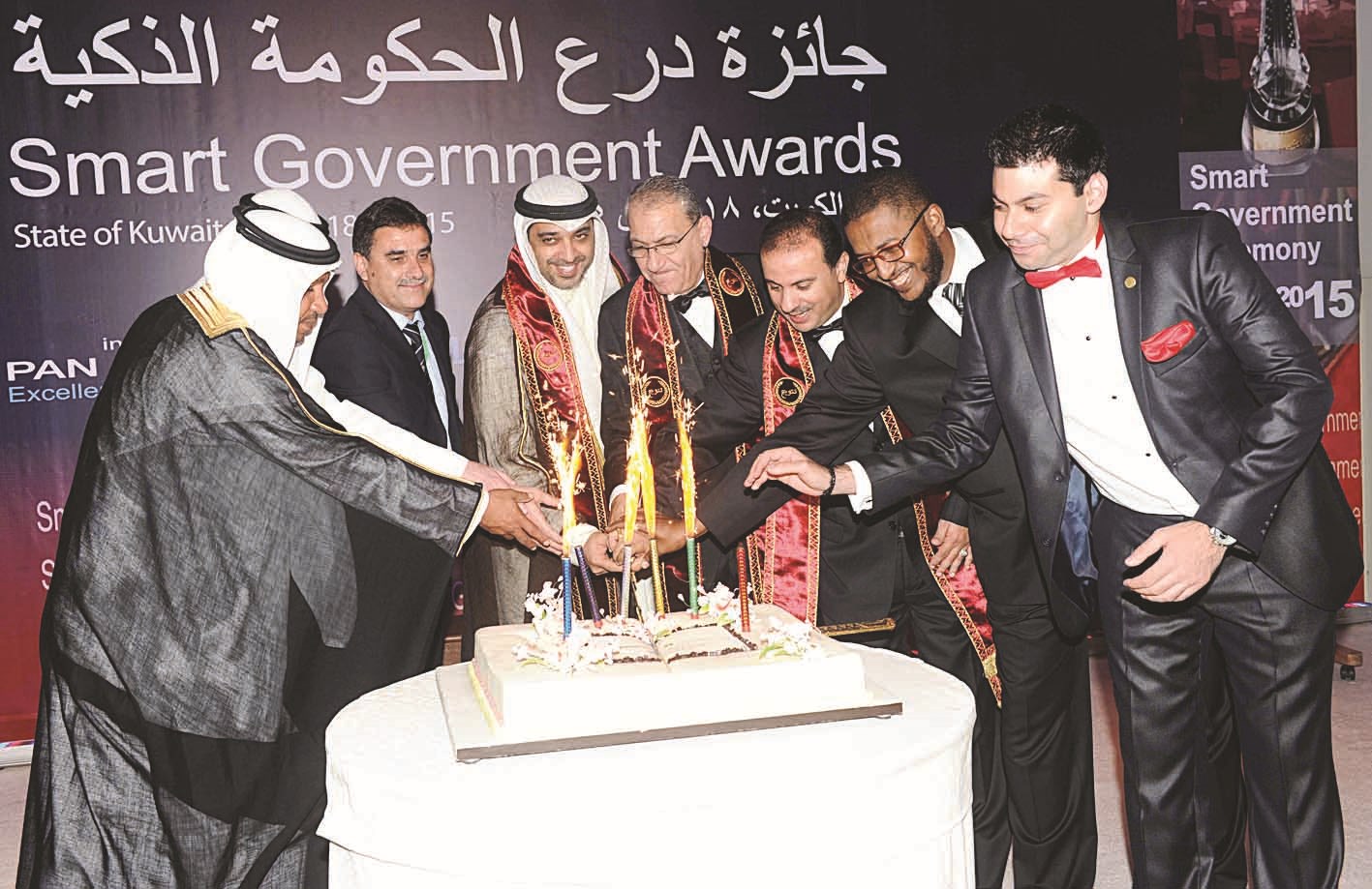 قطع قالب حلوى الحفل