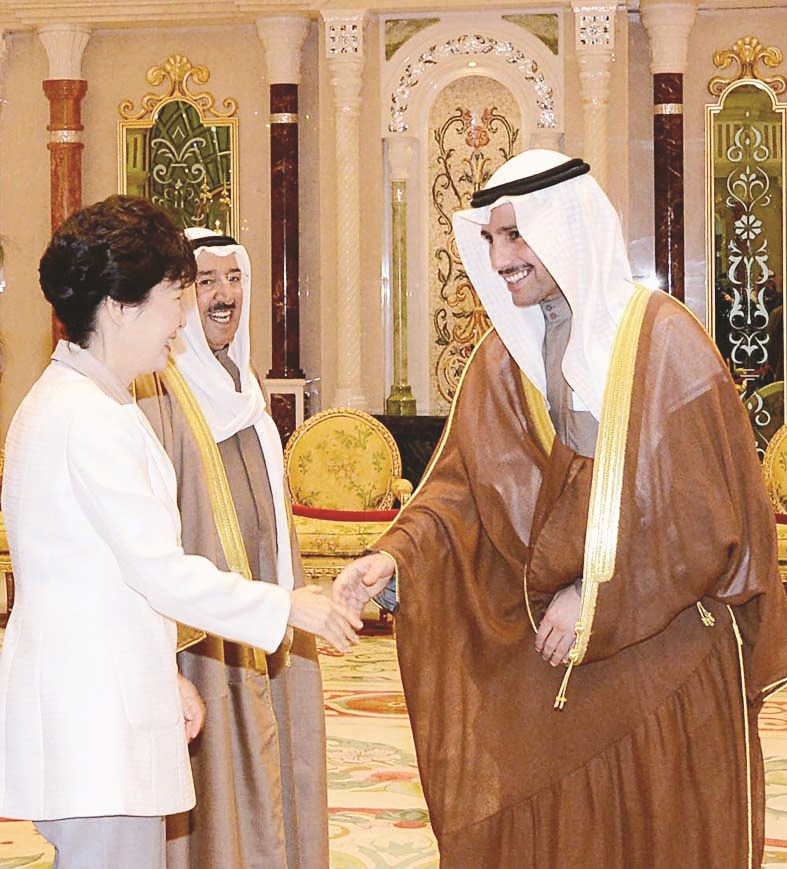 سمو الأمير ورئيسة كوريا والغانم خلال مأدبة الغداء