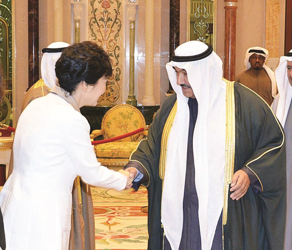 ... وتصافح ناصر المحمد