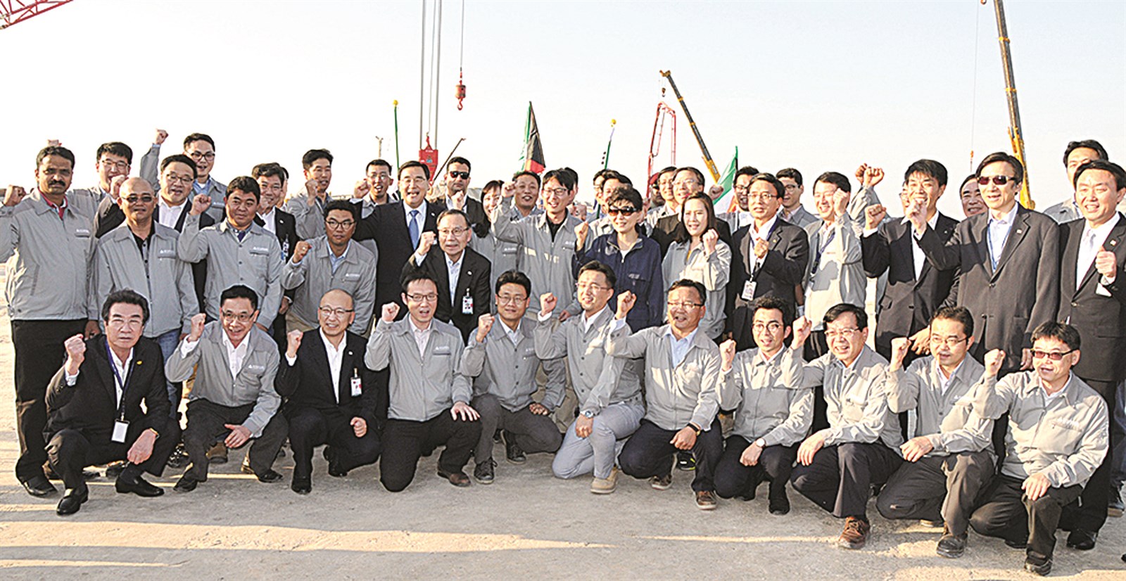 ... ومتوسطة عدداً من العمال خلال زيارة شركة «هونداي» ومشروع جسر الشيخ جابر