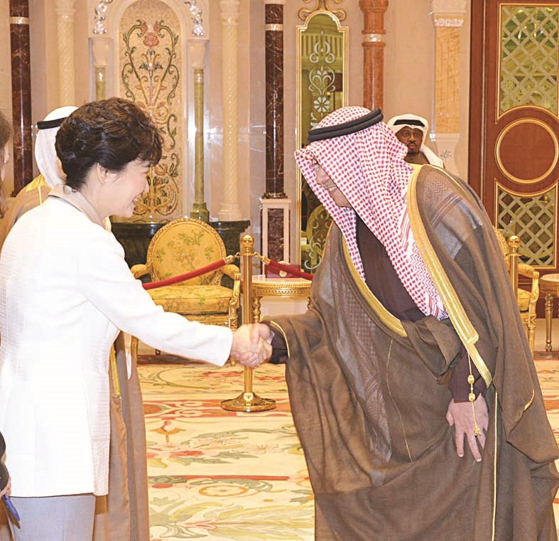 رئيسة كوريا تصافح الجراح