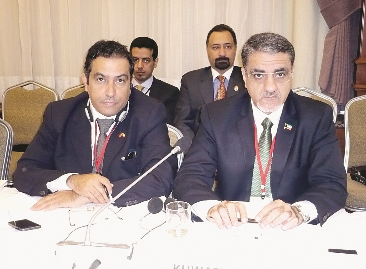 خليل عبدالله والوفد المشارك في الاجتماع