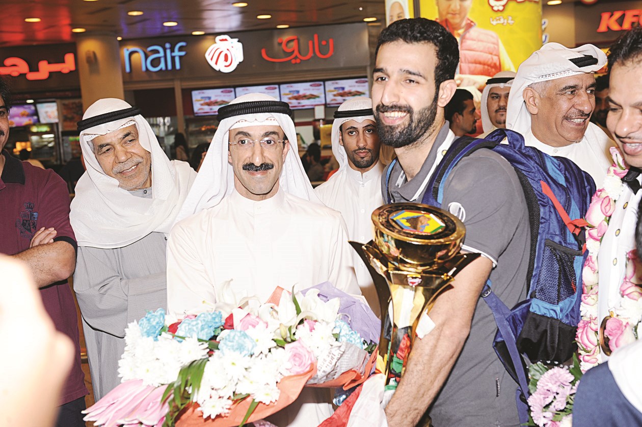 u0644u062du0638u0629 u0648u0635u0648u0644 u0644u0627u0639u0628u064a u0645u0646u062au062eu0628 u0627u0644u0635u0627u0644u0627u062a u0625u0644u0649 u0627u0644u0645u0637u0627u0631 (u062au0635u0648u064au0631 u062cu0644u0627u0644 u0645u0639u0648u0636)