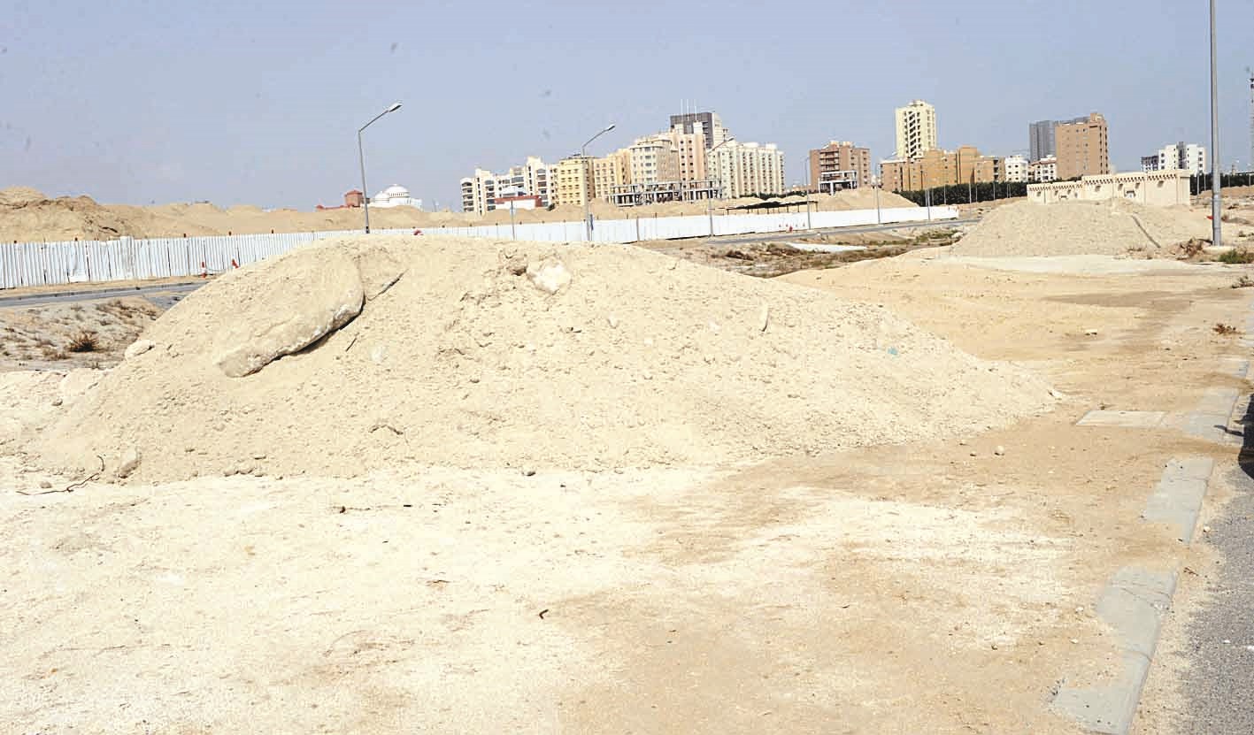إلقاء الرمال من مخلفات البيوت في محيط المقبرة