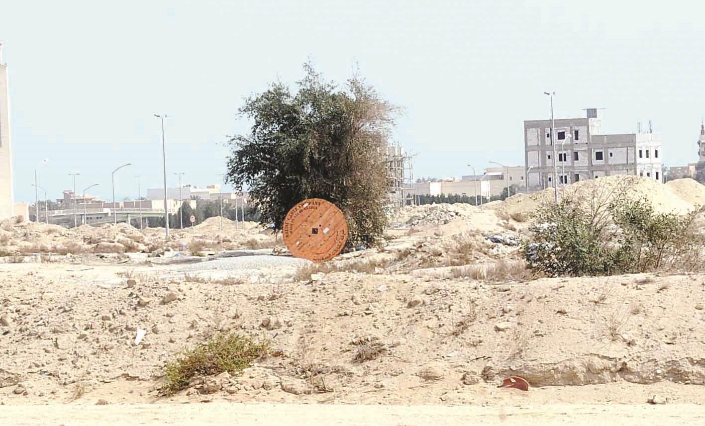 تلال من رمال الدفان ملقاة في الساحات