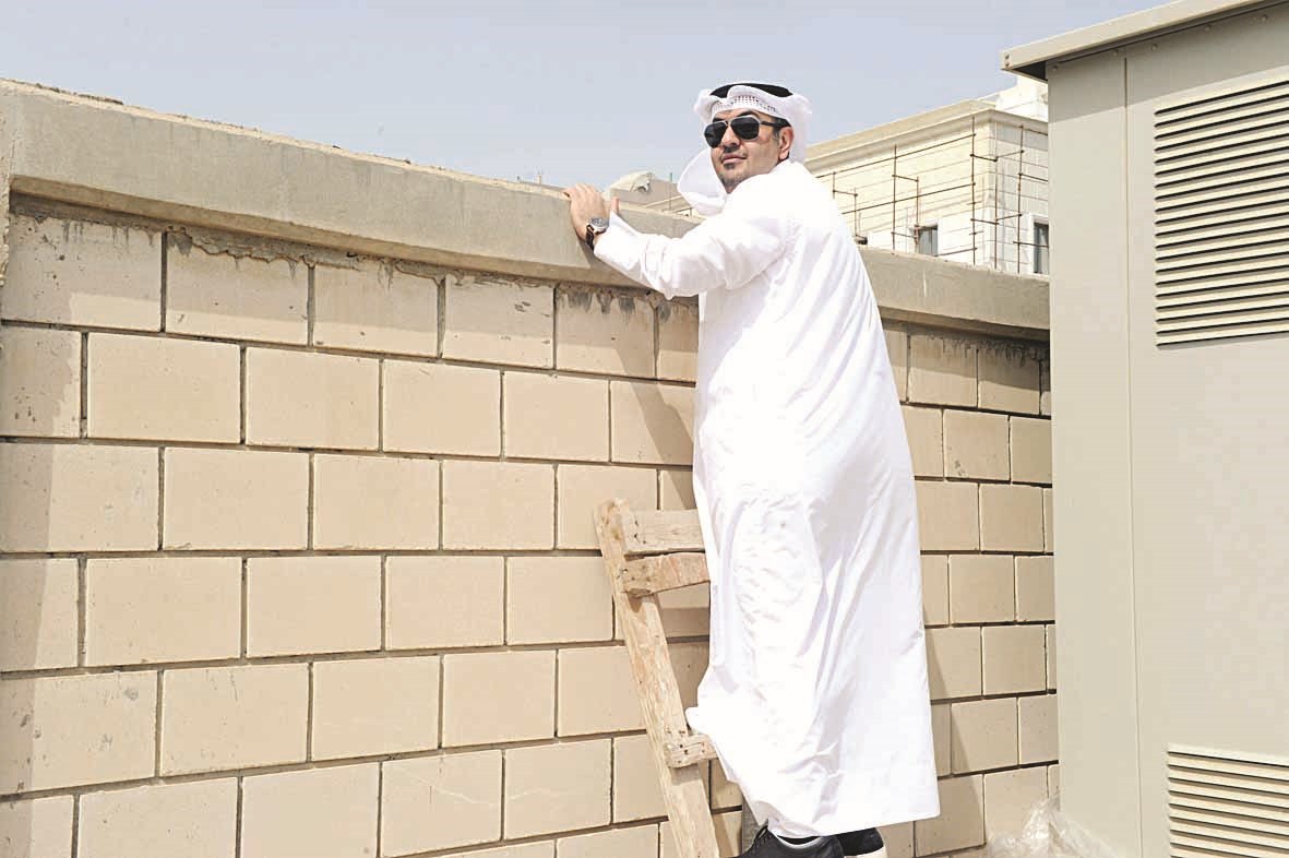 الموسى يلقي نظرة إلى داخل المقبرة من فوق السور