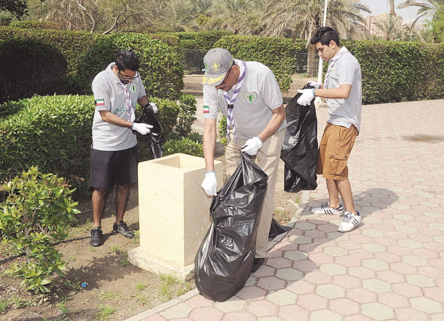 فريق الكشافة يجمع القمامة من ممرات الحديقة