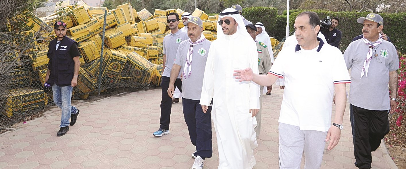 الرئيس الغانم مستمعا إلى شرح عن الحديقة (تصوير طارق عز الدين)