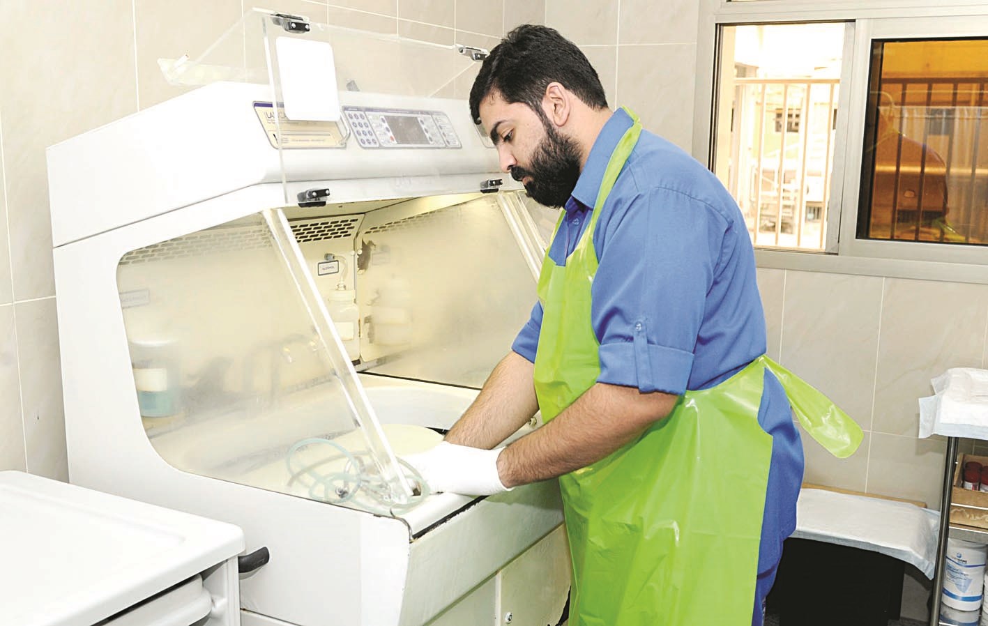 التعقيم قبل الفحص (تصوير نايف العقلة)