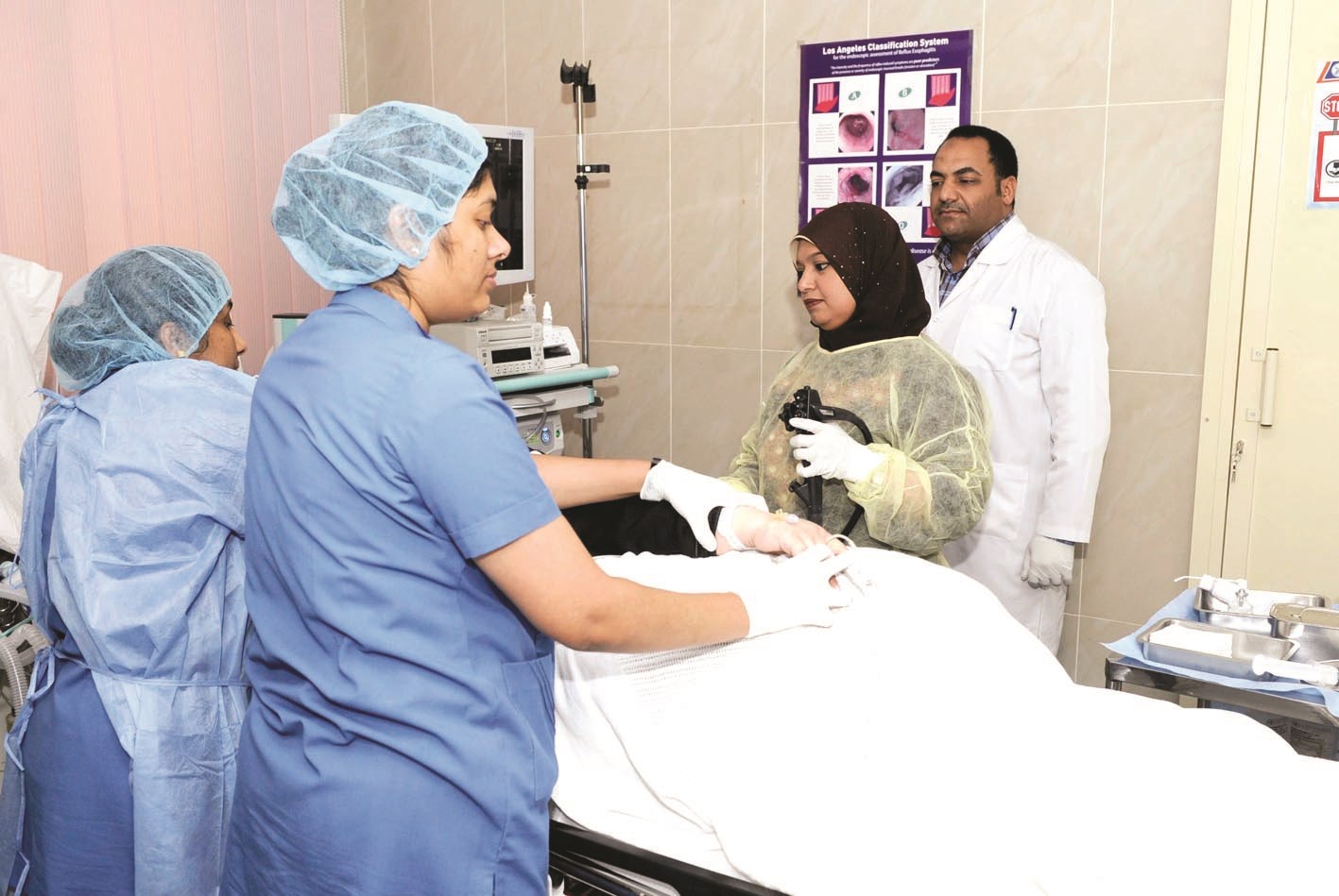 الفريق الطبي يتعامل مع إحدى الحالات