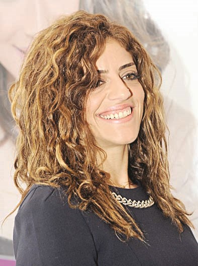 سيدة تجرّب العدسات