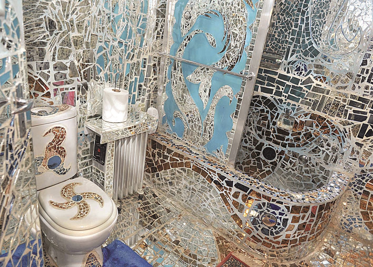 المرايا تغطي الحمام