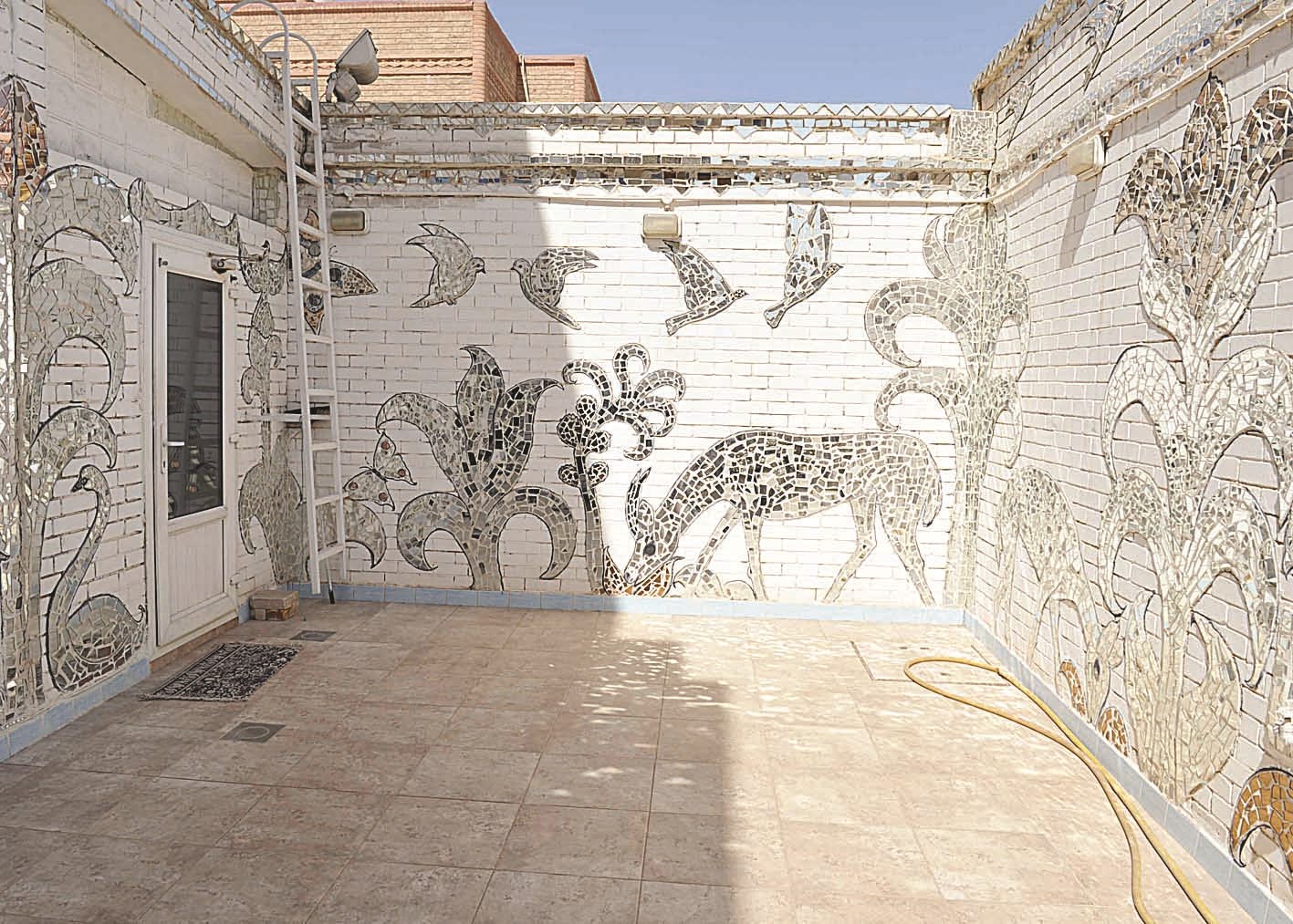 الباحة الخارجية لـ«بيت المرايا»