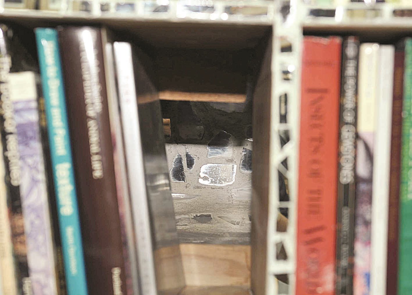 المرايا... خلف أرفف الكتب