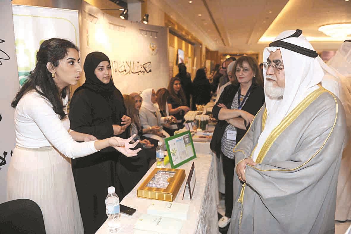 ... ويطلع على أجنحة المعرض المصاحب (تصوير طارق عز الدين)