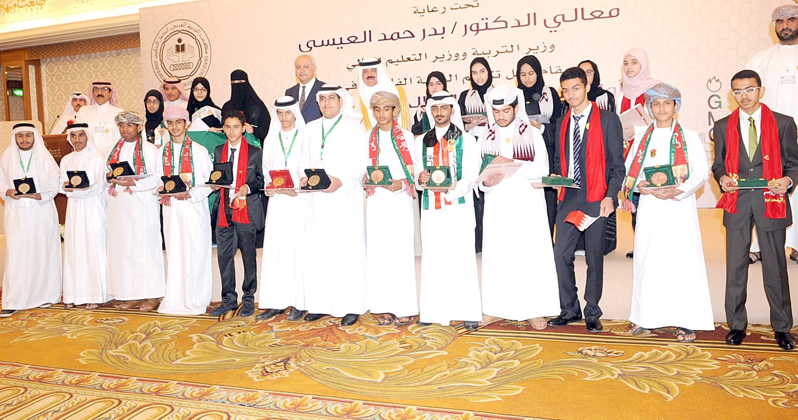 الوزير يتوسط الفائزين بأولمبياد الرياضيات (تصوير كرم ذياب)