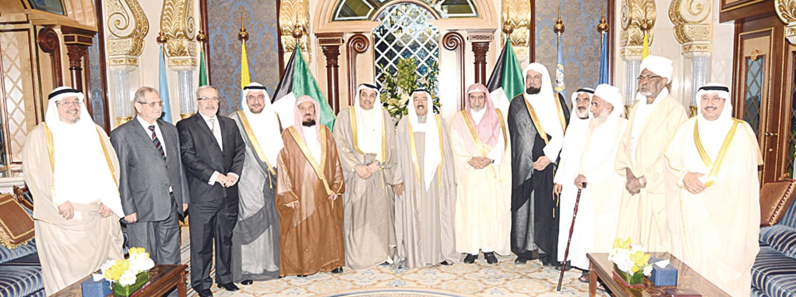 سمو الأمير متوسطاً أعضاء مجمع الفقه الإسلامي