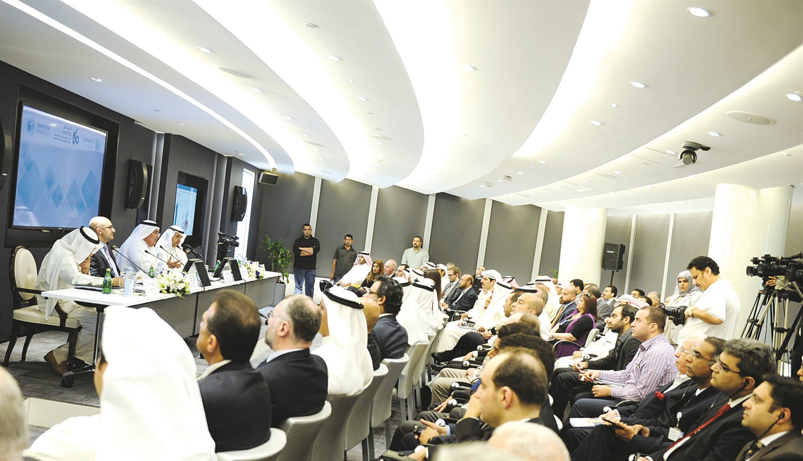 جانب من الحضور في الدور الـ 56 من برج «كيبكو»