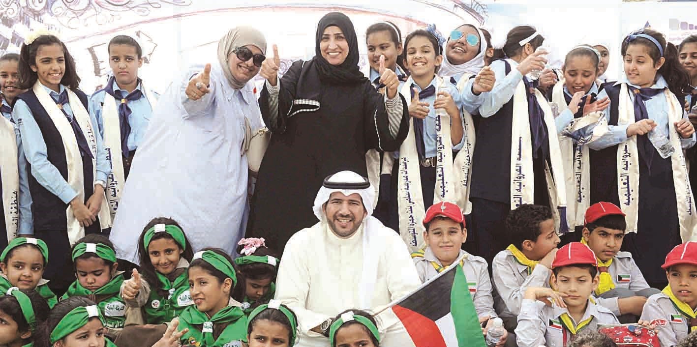 عبدالله الأحمد متوسطا المشاركين في المسيرة من مدارس «التربية»