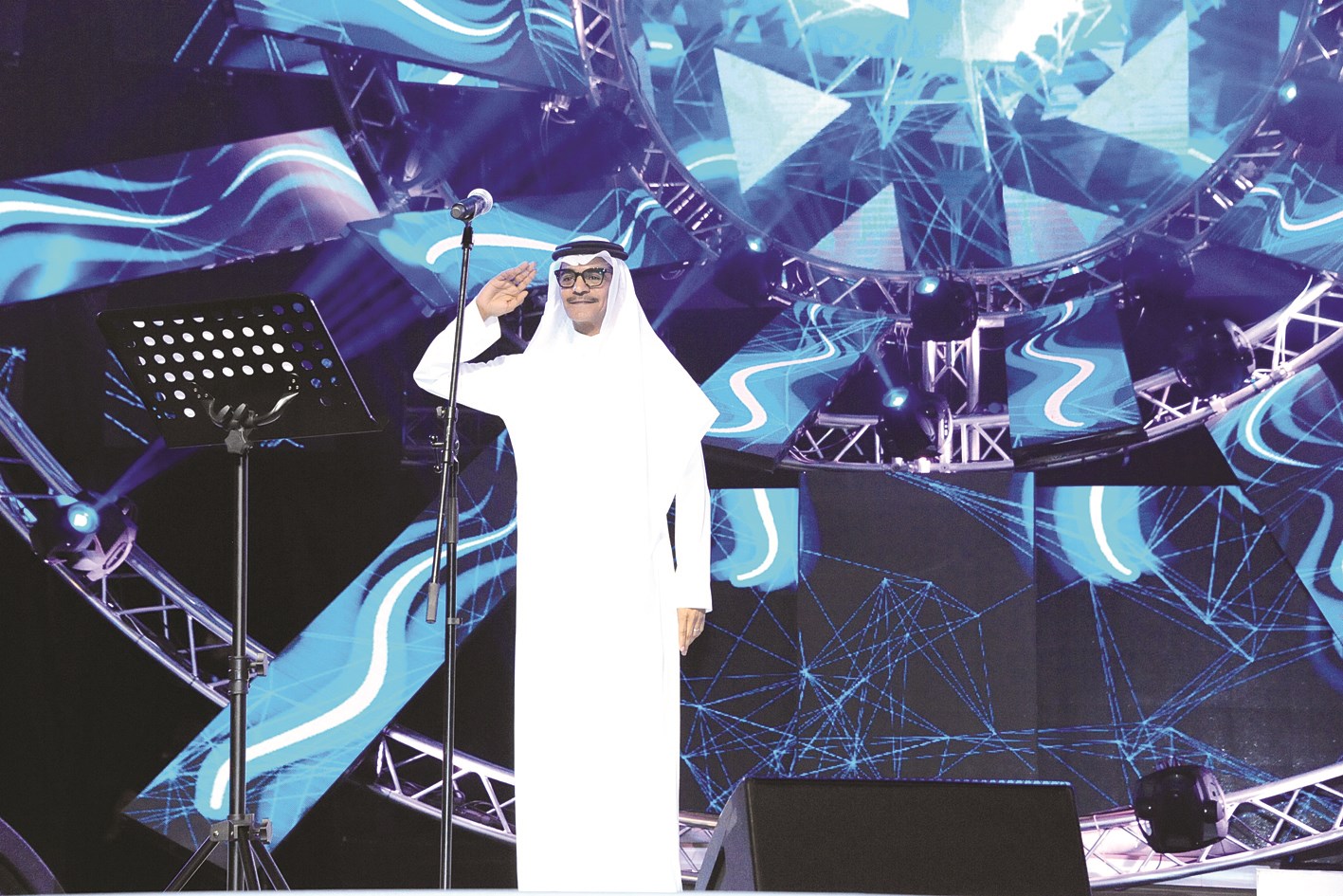 رابح صقر يحيّي الجمهور ... عسكرياً