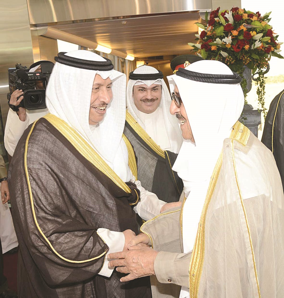 سمو الأمير مصافحاً جابر المبارك