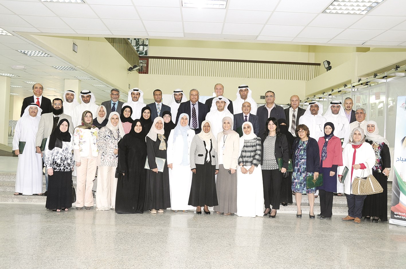 المشاركون في صورة جماعية