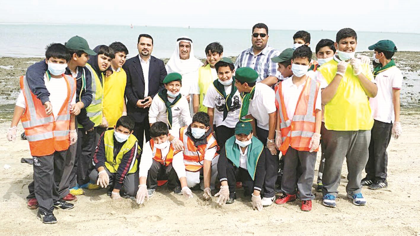 u0637u0644u0627u0628 u0627u0644u0645u062fu0631u0633u0629 u0645u0639 u0627u0644u0645u062eu062au0627u0631 u0641u064a u0644u0642u0637u0629 u062au0630u0643u0627u0631u064au0629