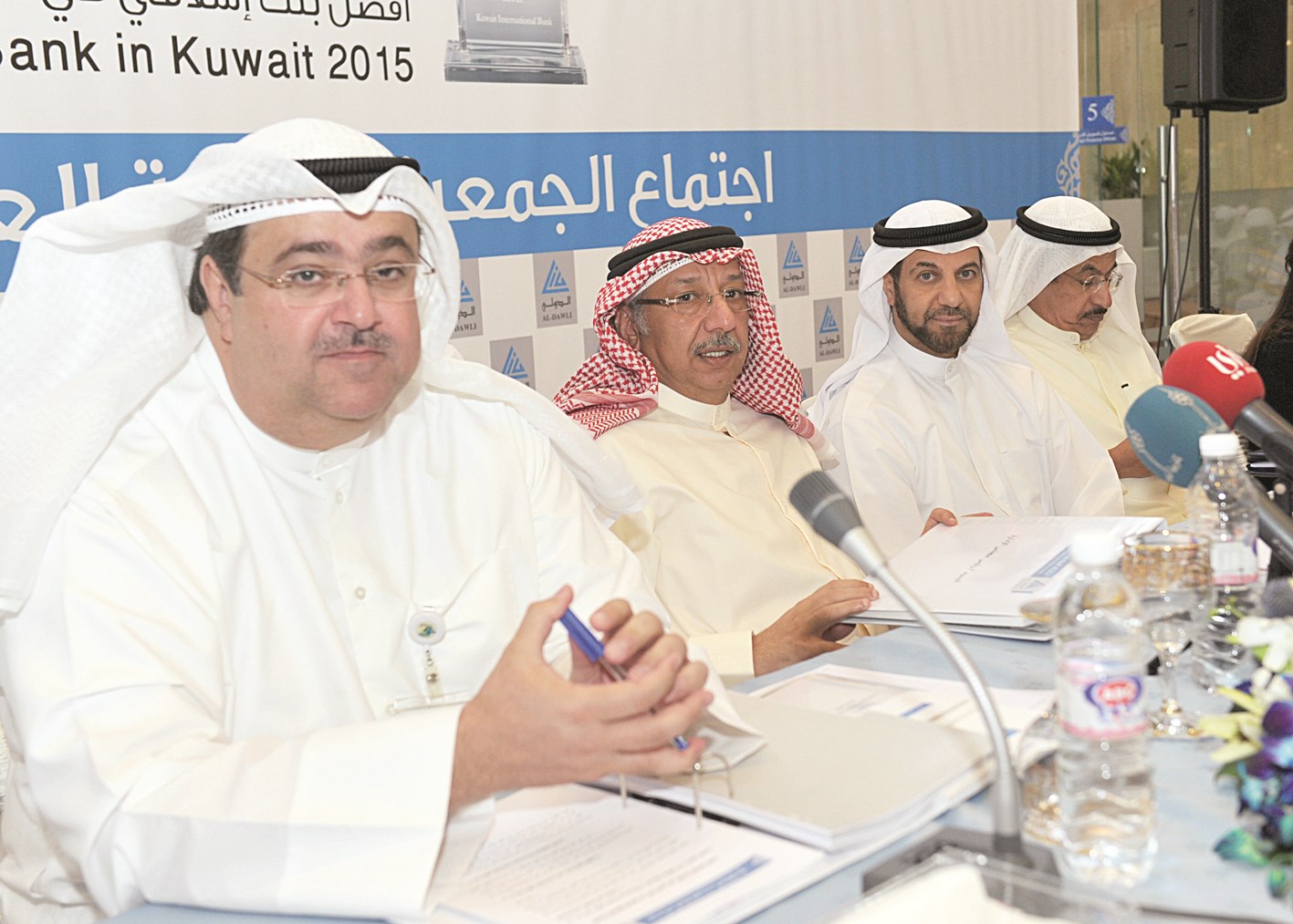 u062cu0627u0646u0628 u0645u0646 u0627u0644u062cu0645u0639u064au0629 u0627u0644u0639u0645u0648u0645u064au0629 u0644u0644u0628u0646u0643 u0648u064au0628u062fu0648 u0627u0644u0634u064au062e u0645u062du0645u062f u0627u0644u062cu0631u0627u062d u0648u0625u0644u0649 u064au0645u064au0646u0647 u0644u0624u064a u0627u0644u0645u0642u0627u0645u0633  (u062au0635u0648u064au0631 u0633u0639u062f u0647u0646u062fu0627u0648u064a)