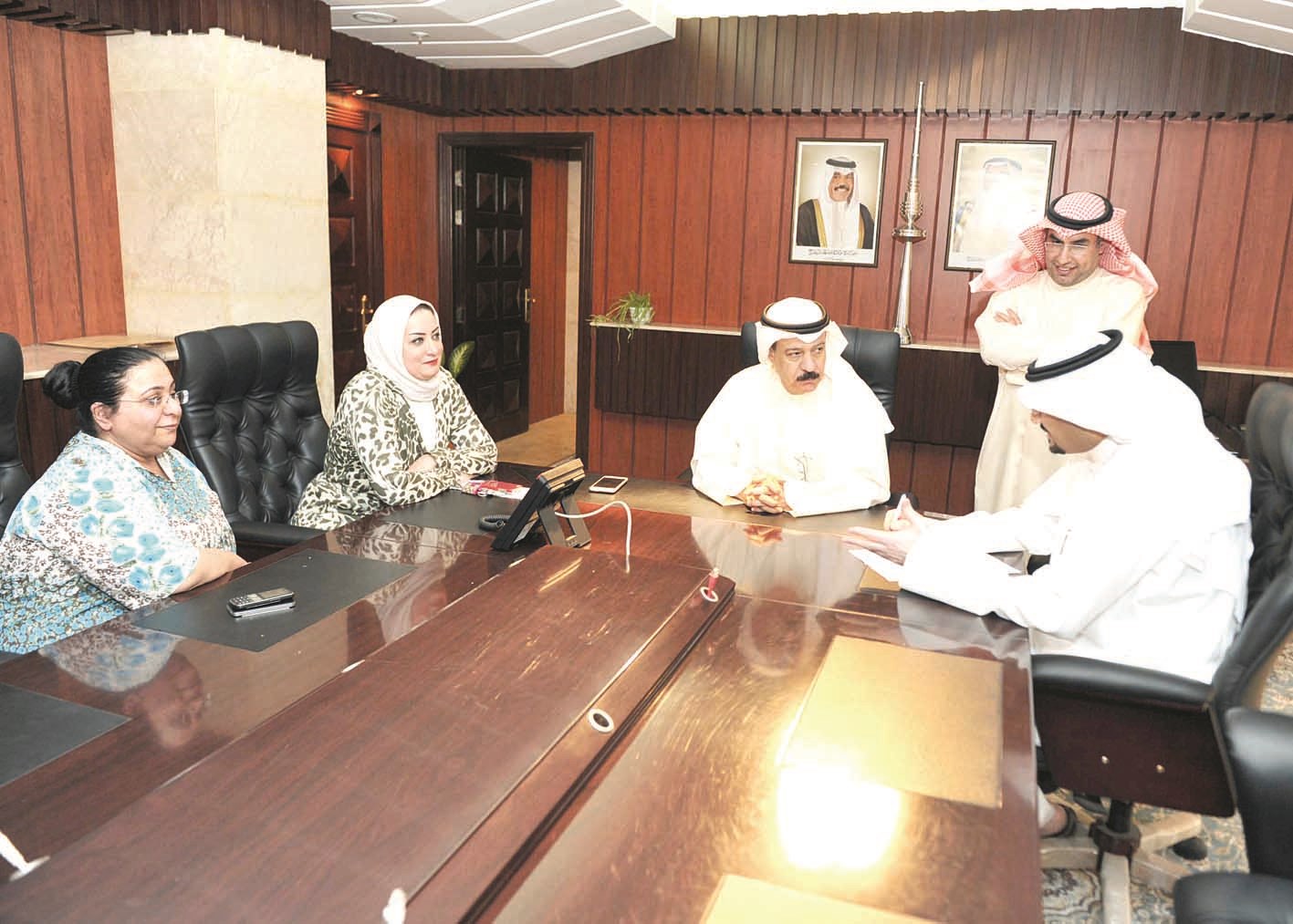 u0627u0644u0642u0637u0627u0646 u0648u062eu0644u064au0644 u0648u0627u0644u0635u063au064au0631 u064au062au062du062fu062bu0648u0646 u0644u0644u0632u0645u064au0644 u0646u0627u0635u0631 u0627u0644u0641u0631u062du0627u0646 (u062au0635u0648u064au0631 u0633u0639u062f u0647u0646u062fu0627u0648u064a)