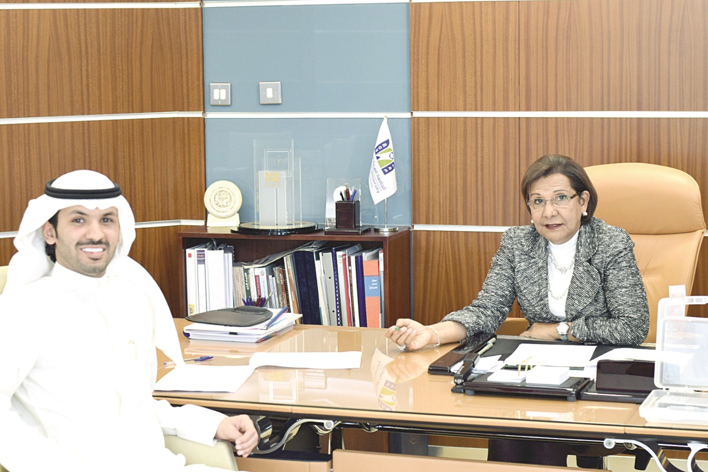 موضي الحمود متحدثة الى الزميل حمد السهيل