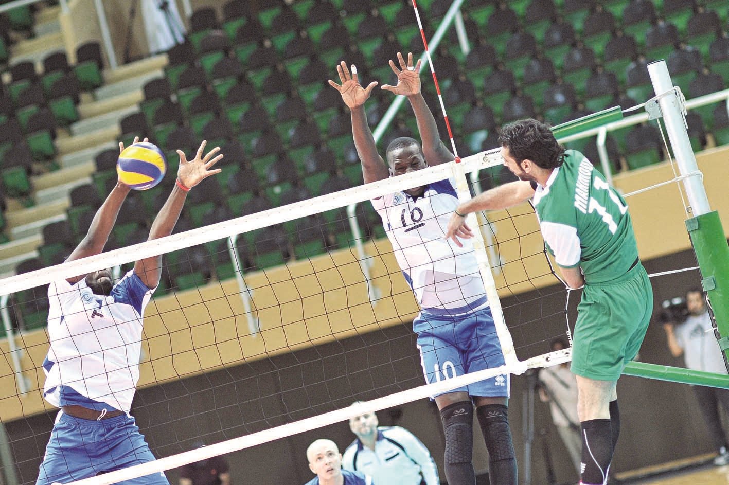 u0627u0644u0628u062du0631u064au0646u064a u0645u062du0645u0648u062f u0639u0628u062fu0627u0644u0648u0627u062du062f u064au0636u0631u0628 u0628u0642u0648u0629 u0623u0645u0627u0645 u0628u0646u064a u064au0627u0633 (u062au0635u0648u064au0631 u062cu0627u0633u0645 u0628u0627u0631u0648u0646)