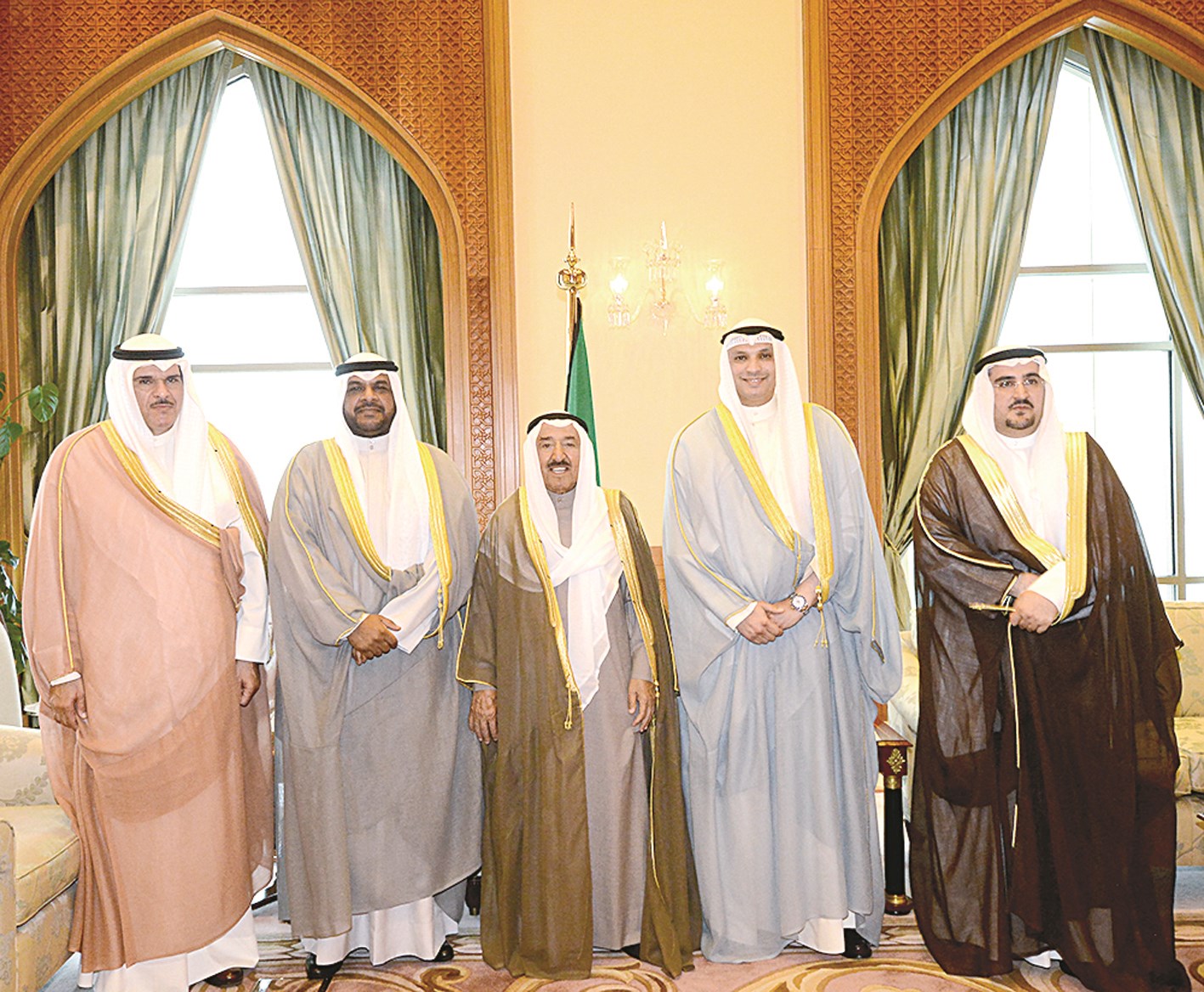 ... ومتوسطاً سلمان الحمود ومسؤولي وزارة الشباب