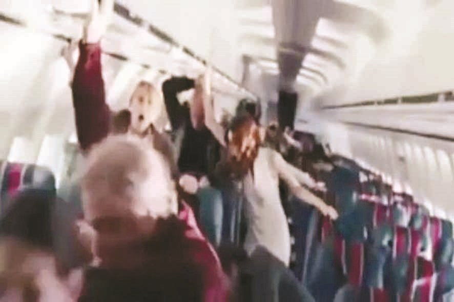 ... ومشهد يوضح الذعر بين ركاب الطائرة قبيل سقوطها وتحطمها