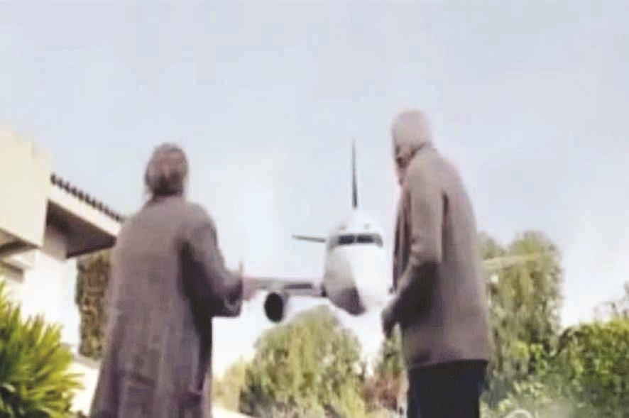 ... ومشهد خارجي للحظة ما قبل التحطم