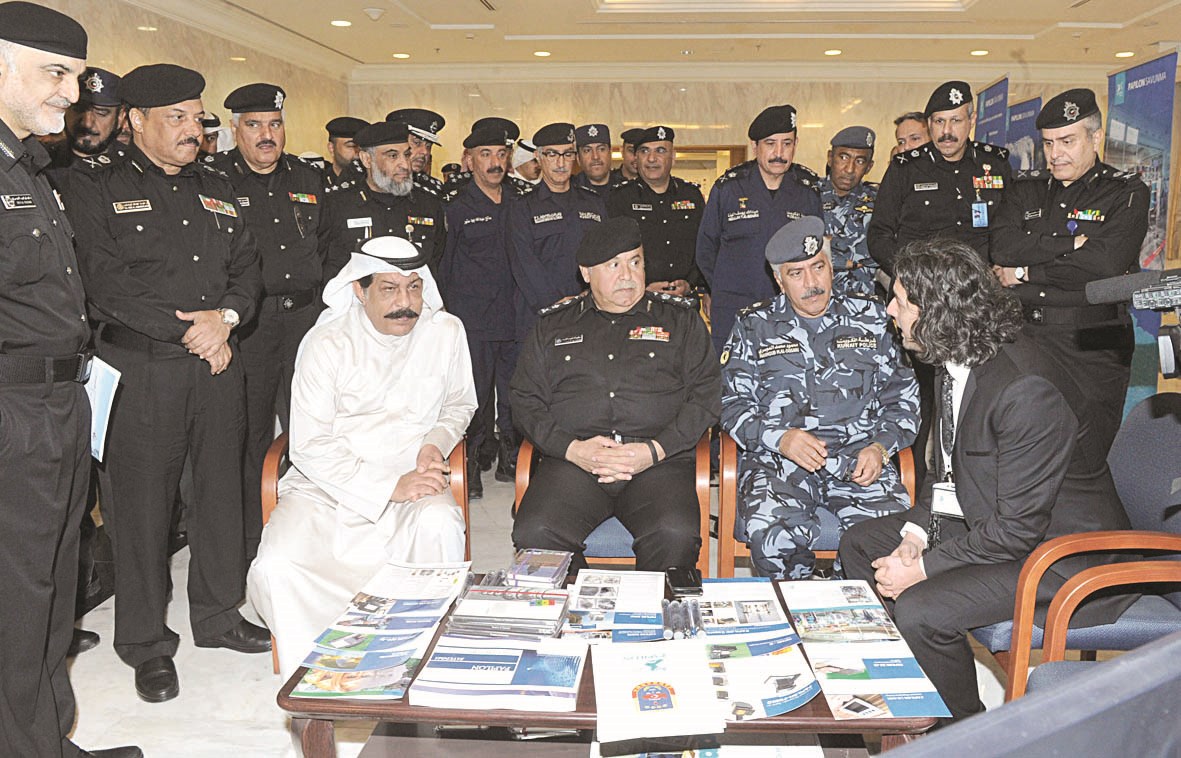 استماع لشرح أحد المشاركين في المعرض