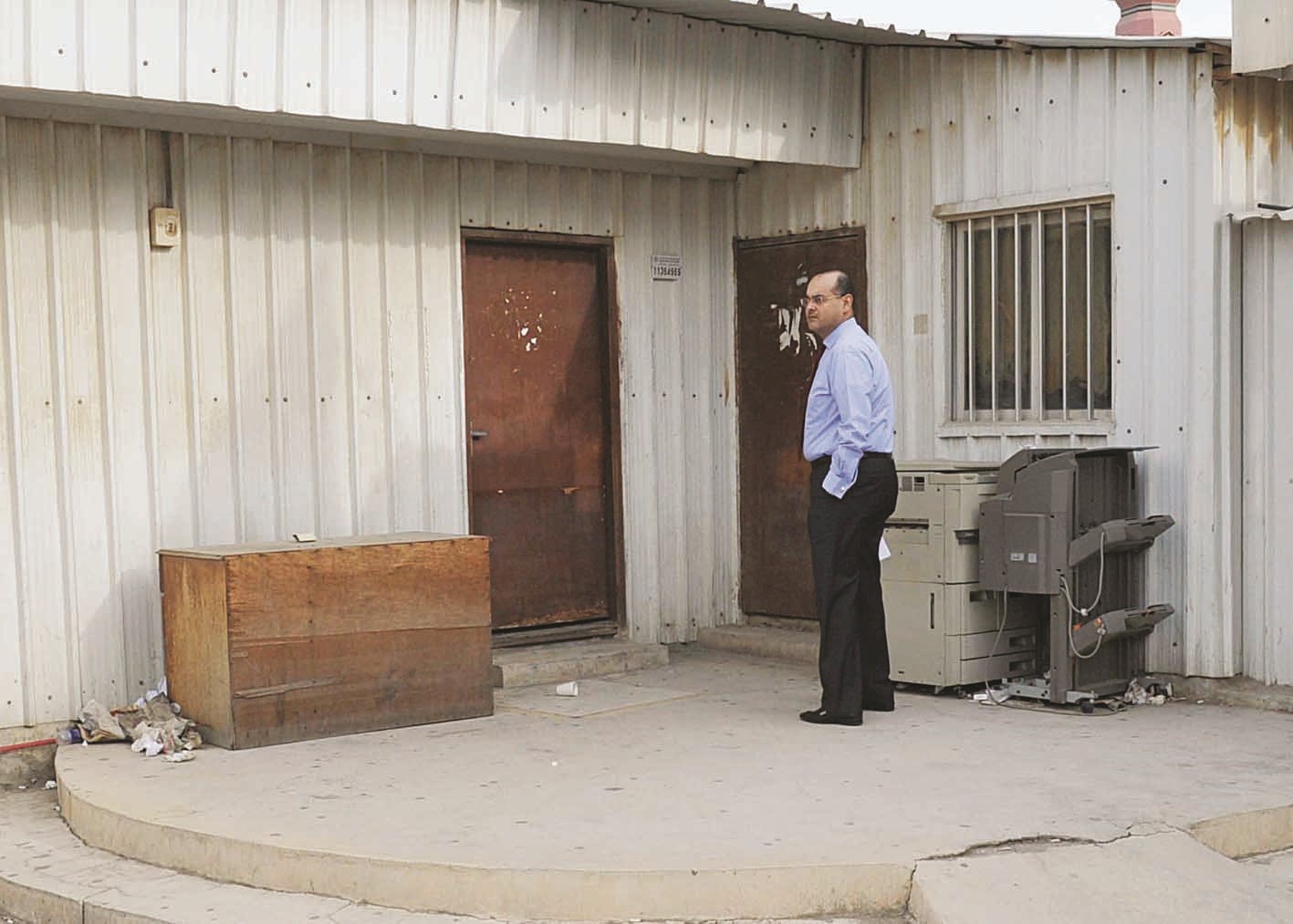 نظرة رجاء... بلا فائدة (تصوير زكريا عطية وسعد هنداوي)