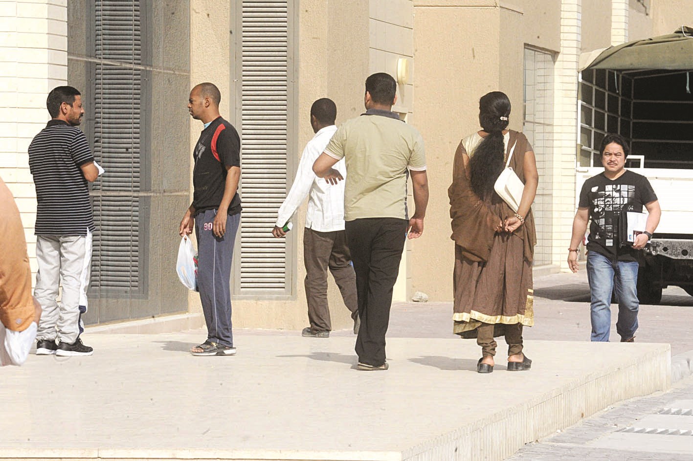 وافدون يغادرون دون إنجاز معاملاتهم