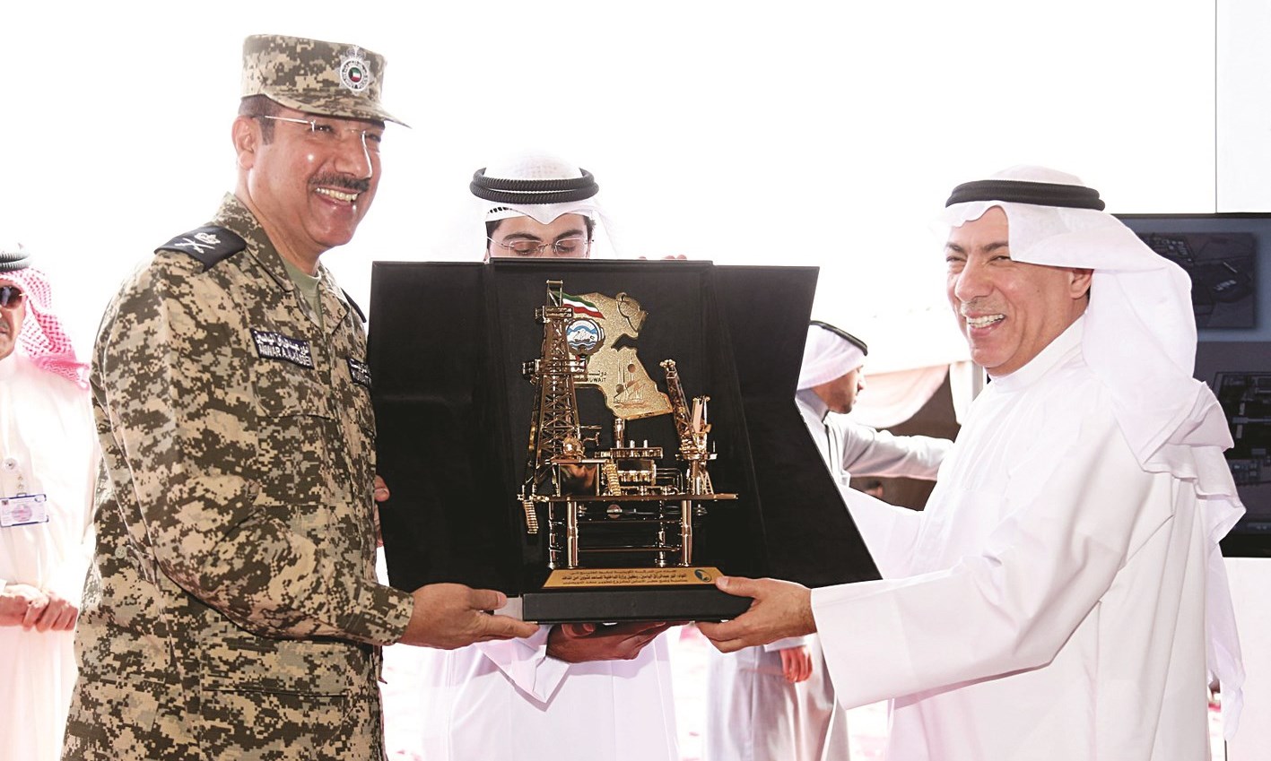 درع تكريمية      (تصوير كرم ذياب)