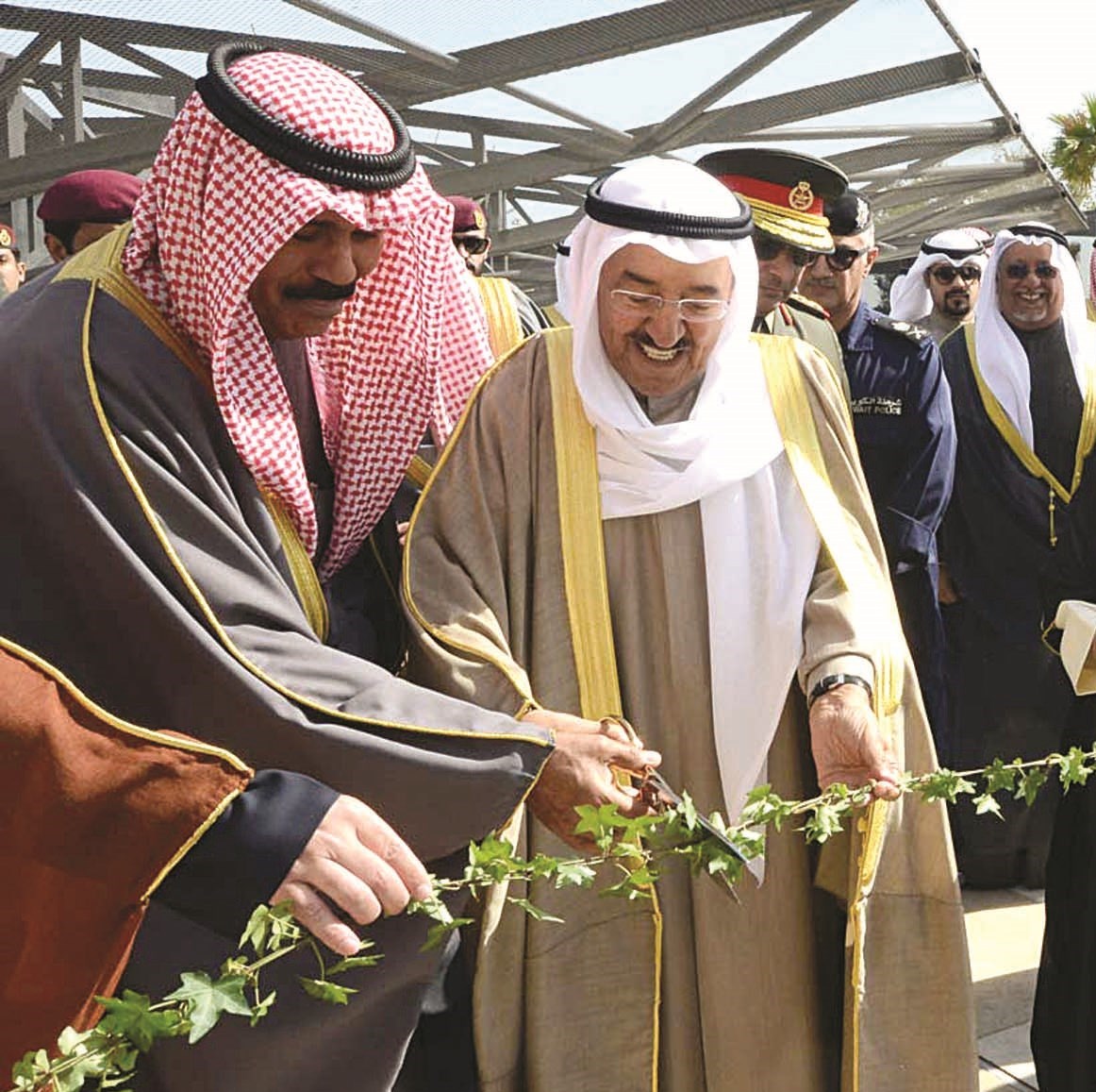 صاحب السمو وولي العهد يقصان شريط افتتاح الحديقة