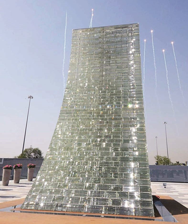 النصب التذكاري وسط الألعاب النارية