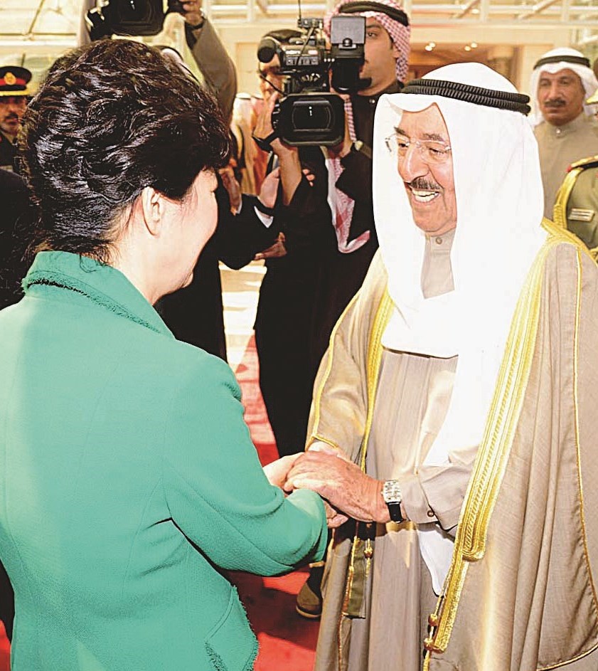 الأمير يصافح الرئيسة بارك مودعاً