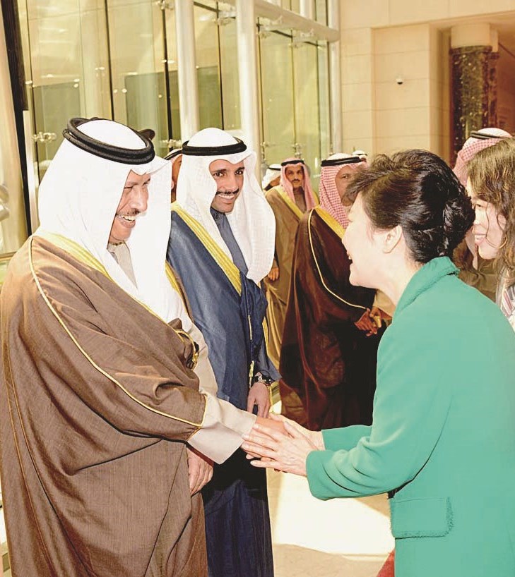 المبارك يصافح الرئيسة الكورية