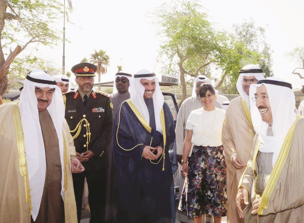 ضحكة مشتركة بين الأمير والغانم والمحمد والقائمين على مشروع الحديقة