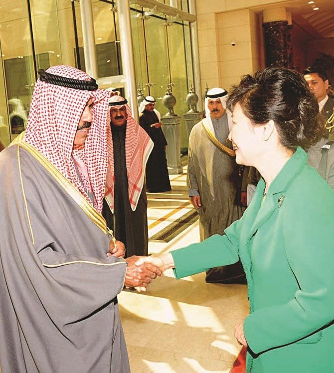 ولي العهد يودع الرئيسة بارك