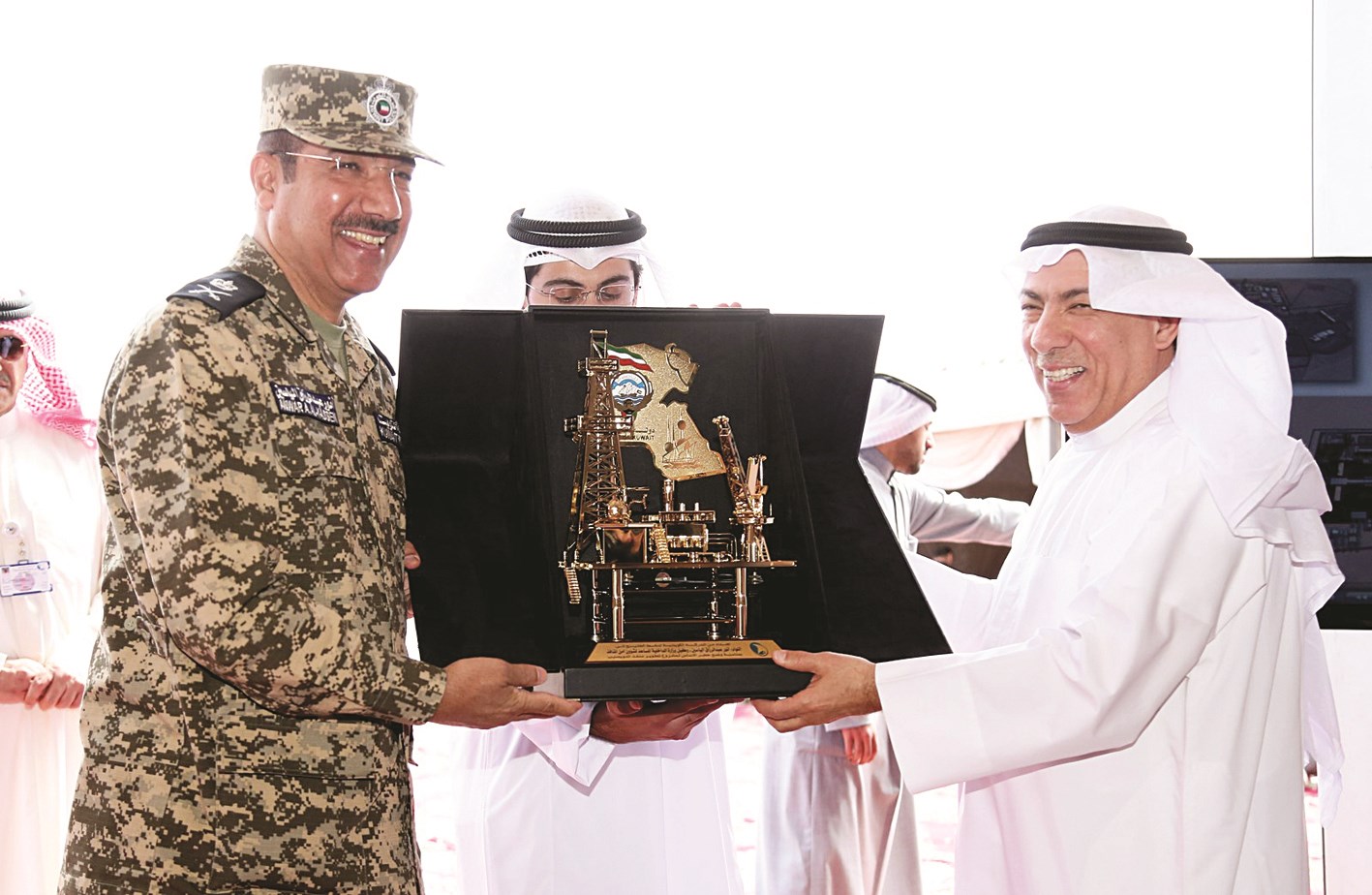 درع تكريمية      (تصوير كرم ذياب)