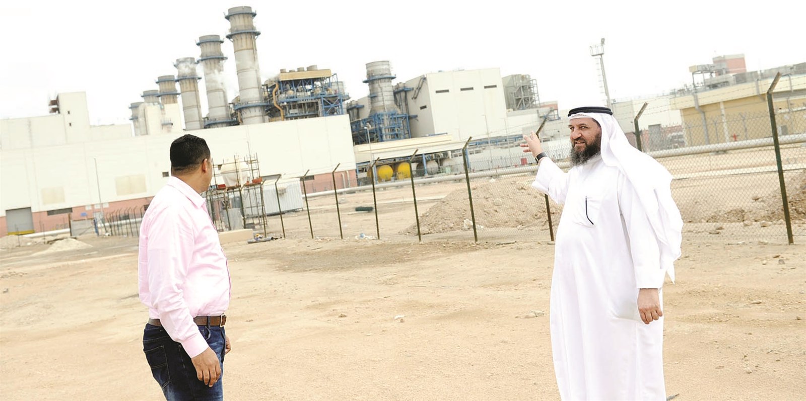 محيي نجم يشير إلى احد مواقع المشاريع الجديدة