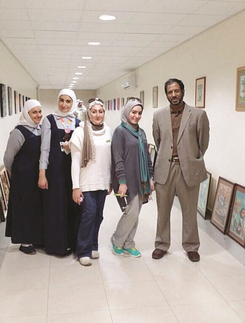 المرجان مع معلمتين وطالبتين